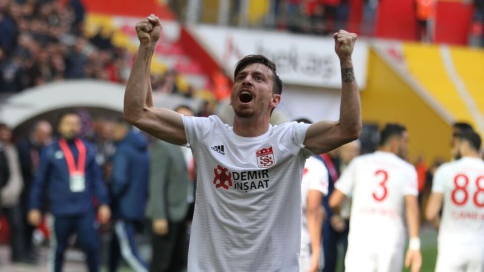 Mert Hakan Yandaş, Fenerbahçe'yle anlaştı