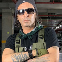 Gözlüğünü ve bandanasını çıkardı