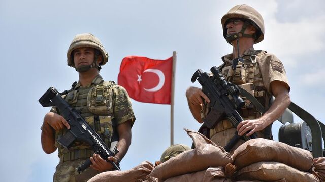 Kahraman baba, oğluyla vatan nöbetinde