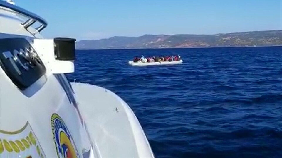 Türk kara sularına itilen 35 sığınmacı kurtarıldı!