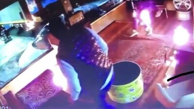 Bu nasıl şaka! Arkadaşını yaktı