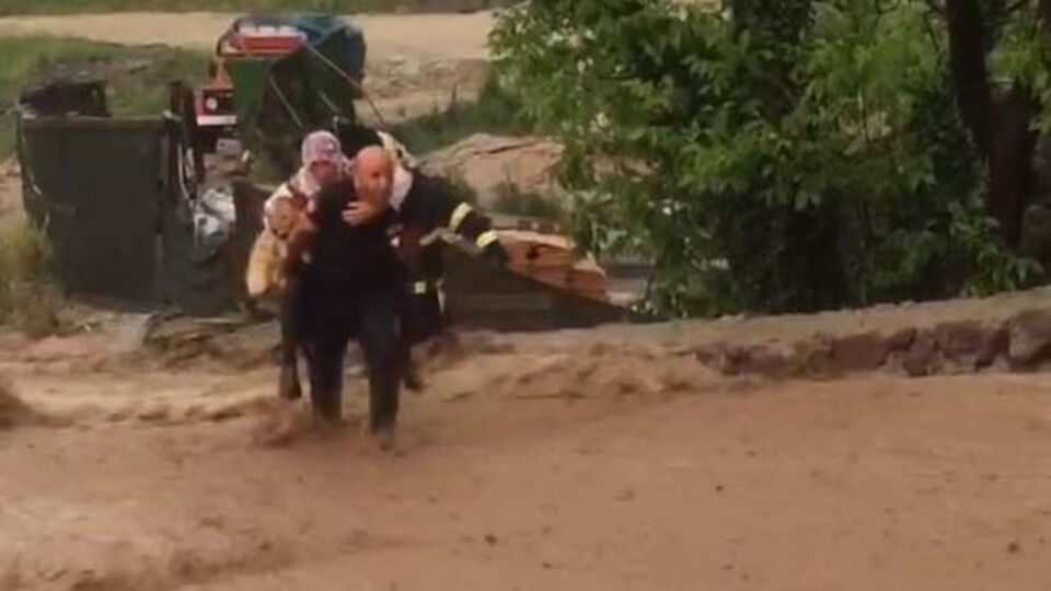 Köpeği ile mahsur kaldı, sırtında taşıdı