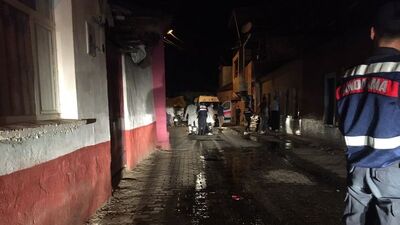 Tartıştığı eşini bıçakla rehin aldı