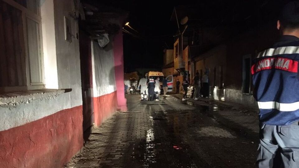 Tartıştığı eşini bıçakla rehin aldı