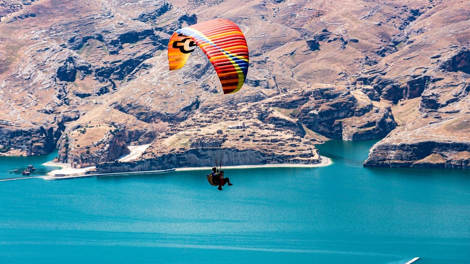 Paraşütçüler Hasankeyf semalarında buluştu