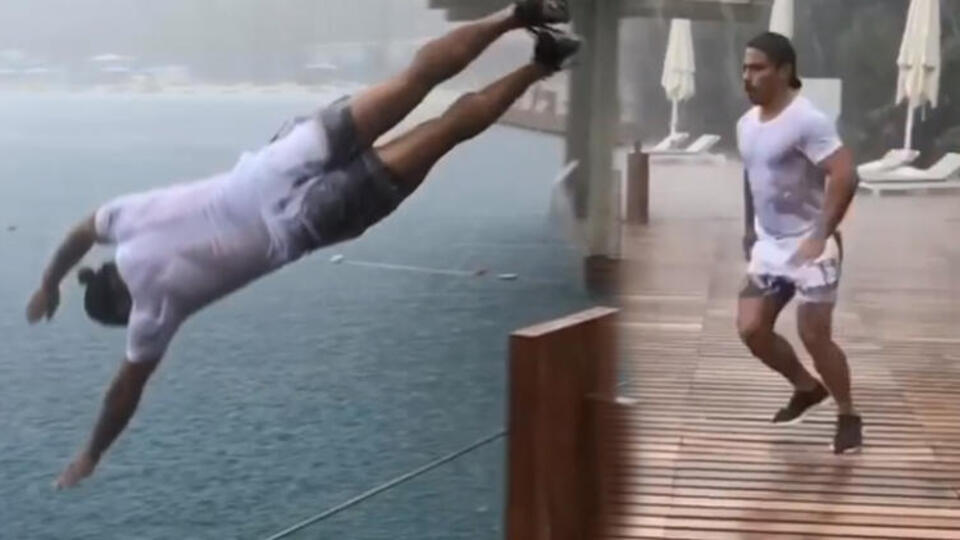 Nusret yağmurda denize atladı