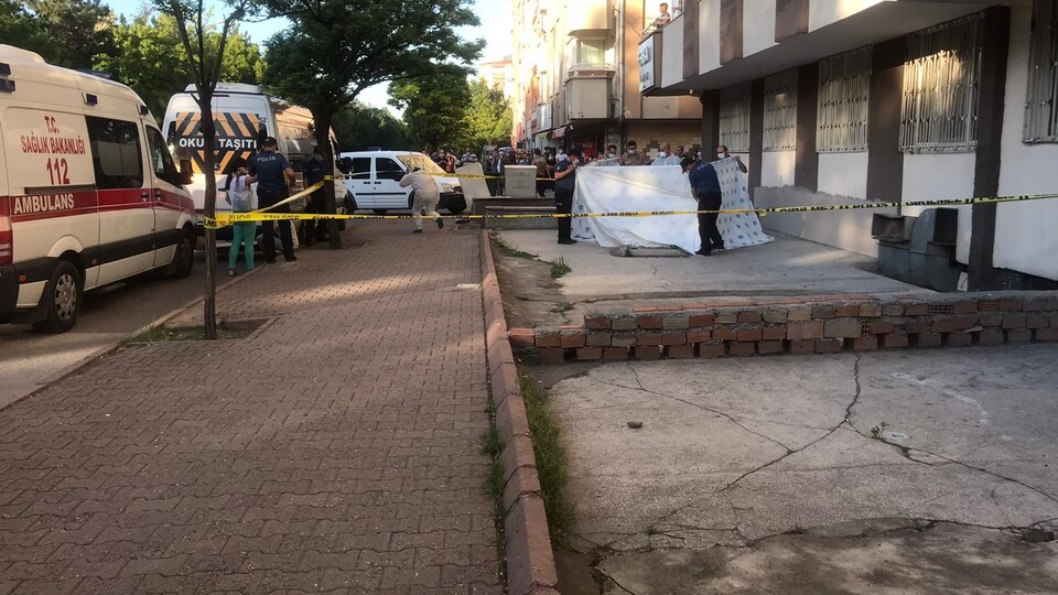 Feci olay! Cam silerken 6'ncı kattan düştü!