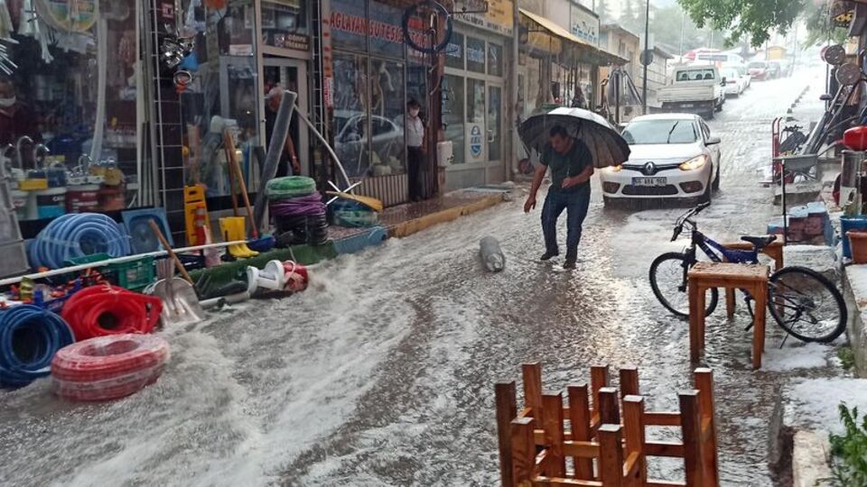 Kara bulutlarla geldi! Beklenen yağış başladı!