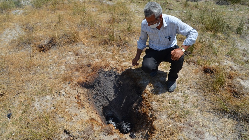 30 yerden duman çıkıyor, koku geliyor! "Su tutuyoruz sönmüyor"