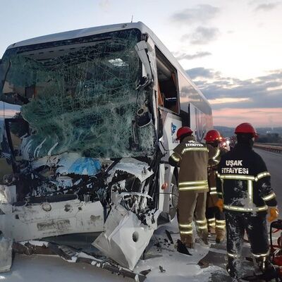 Yolcu otobüsü kamyon ile çarpıştı: 2 ölü, 18 yaralı