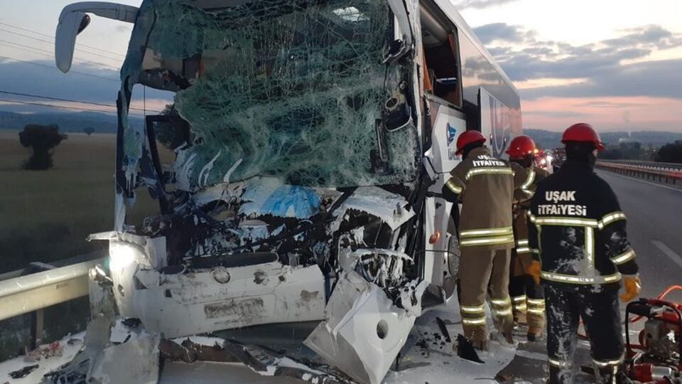 Yolcu otobüsü kamyon ile çarpıştı: 2 ölü, 18 yaralı