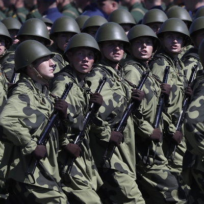 Rusya'da maskesiz, mesafesiz geçit töreni!