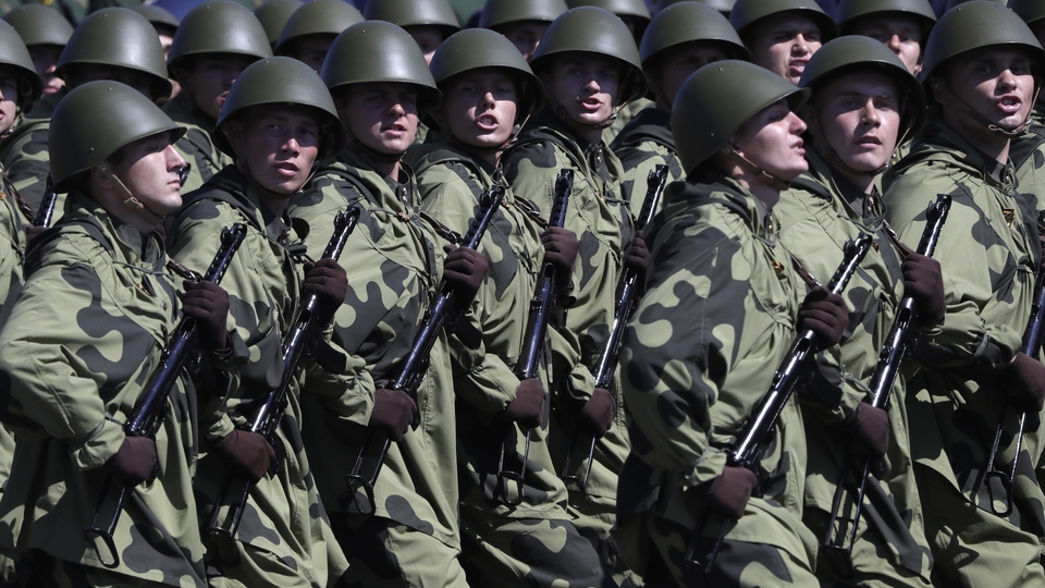 Rusya'da maskesiz, mesafesiz geçit töreni!