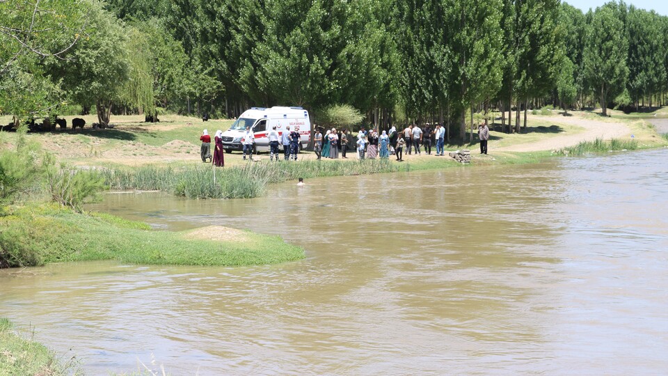 Feci olay! Ayağını suya sokmak isterken nehre düştü!
