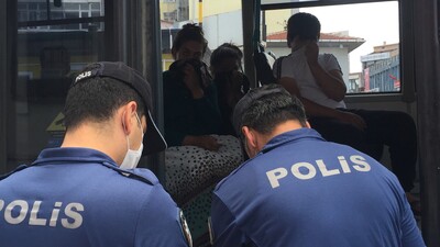 Maske kontrolünde yüzlerini gizlediler!