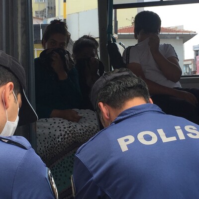 Maske kontrolünde yüzlerini gizlediler!