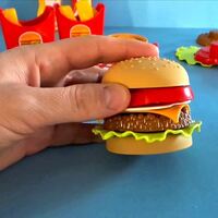 Çocuklar 'fast food'un oyuncağından da uzak tutulmalı