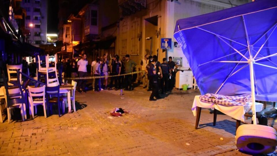 Eğlence mekanı önünde silahlı kavga