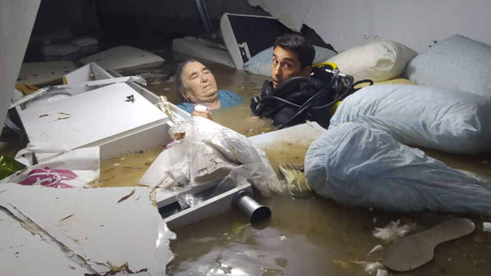 Hayatını kurtarmıştı! Evinde ziyaret etti!