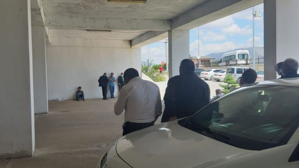 Arazisinde hayvan otlatan kuzenini öldürdü