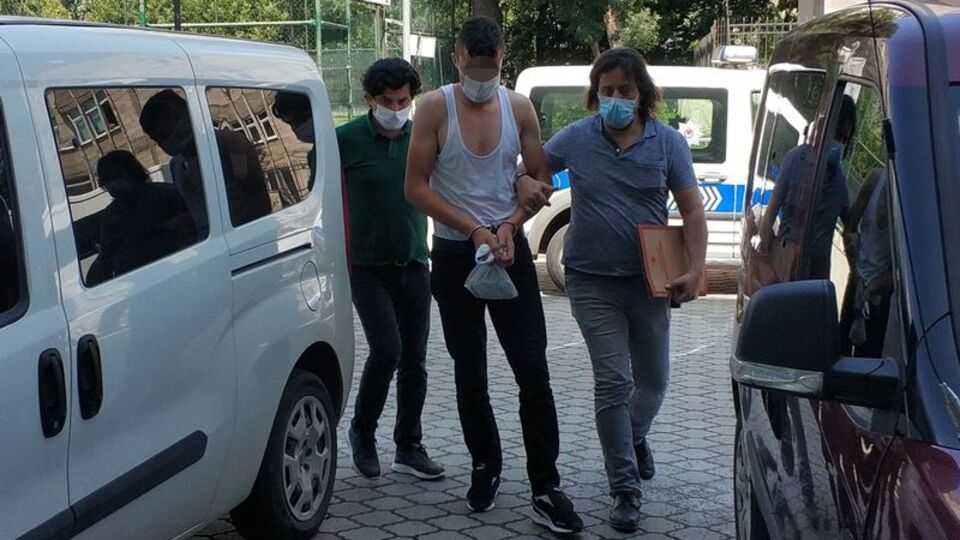 Maske uyarısı yapan polise bıçakla saldırdı