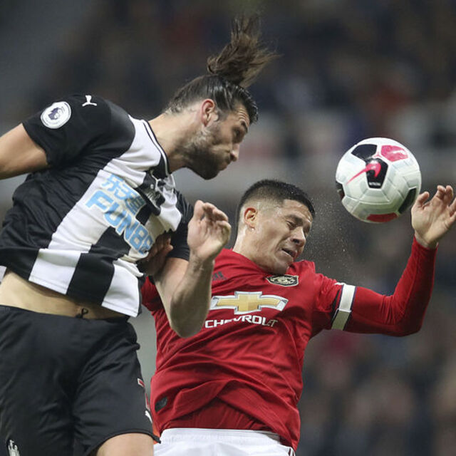 Newcastle United'dan 2 imza