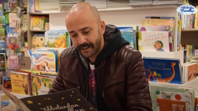 Sarp Akkaya Peter Pan masalını okuyor