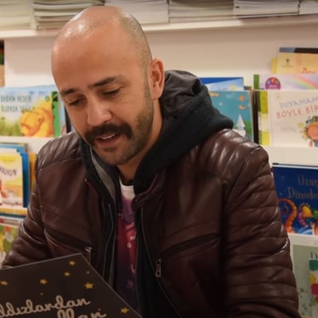 Sarp Akkaya Peter Pan masalını okuyor