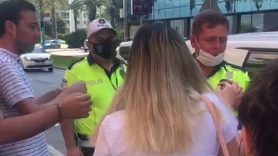 Deprem paniğinde ceza kesmeyip maske dağıttılar