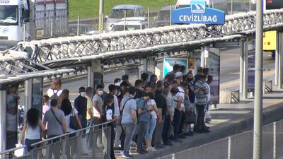 Metrobüs durağında korkutan görüntü!