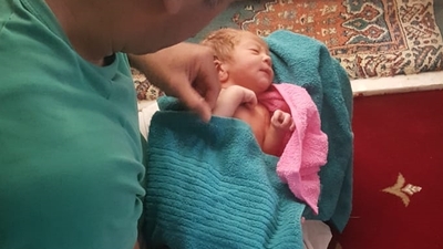 Cami avlusuna bebek bırakıldı