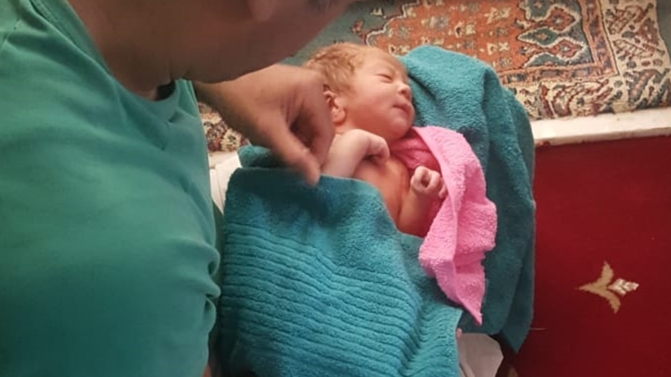 Cami avlusuna bebek bırakıldı