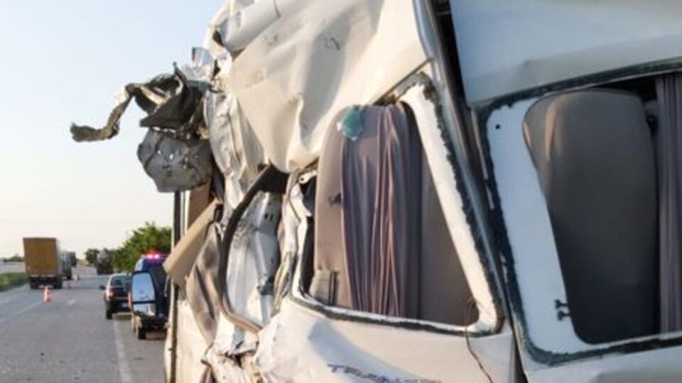 Balıkesir'de minibüsle tanker çarpıştı!