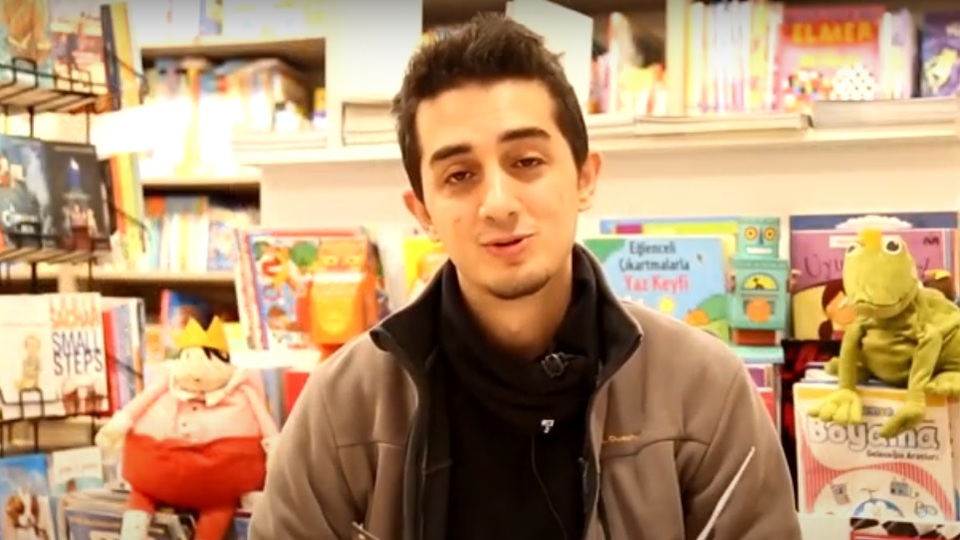 Ruhi Çenet Kurbağa Prens masalını okuyor