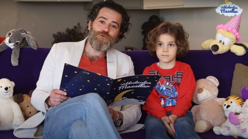 Burak Demir Kurşun Asker masalını okuyor