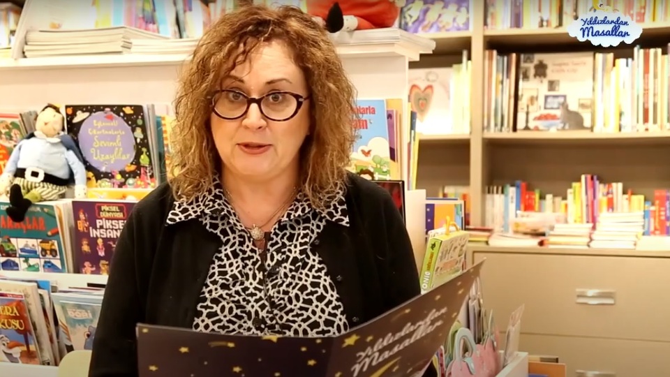 Almula Merter Churm Altın Yumurtlayan Tavuk masalını okuyor