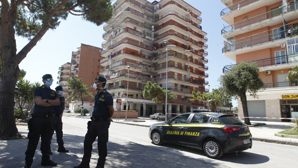 İtalya'da koronavirüs apartmanı: Yüzlerce kişi karantinada!