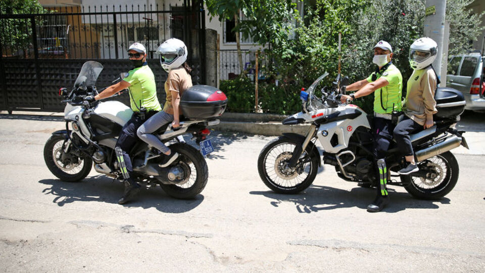 Öğrencileri sınava polis yetiştirdi
