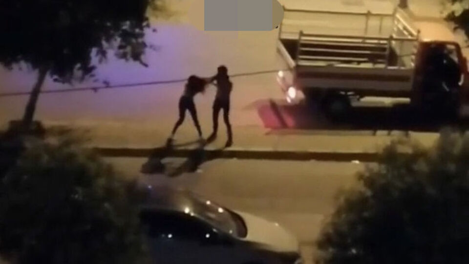 Sokak ortasında dehşet! Genç kızı darp etti!