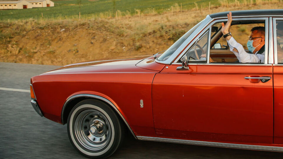 Fuat Oktay şoför koltuğuna oturdu