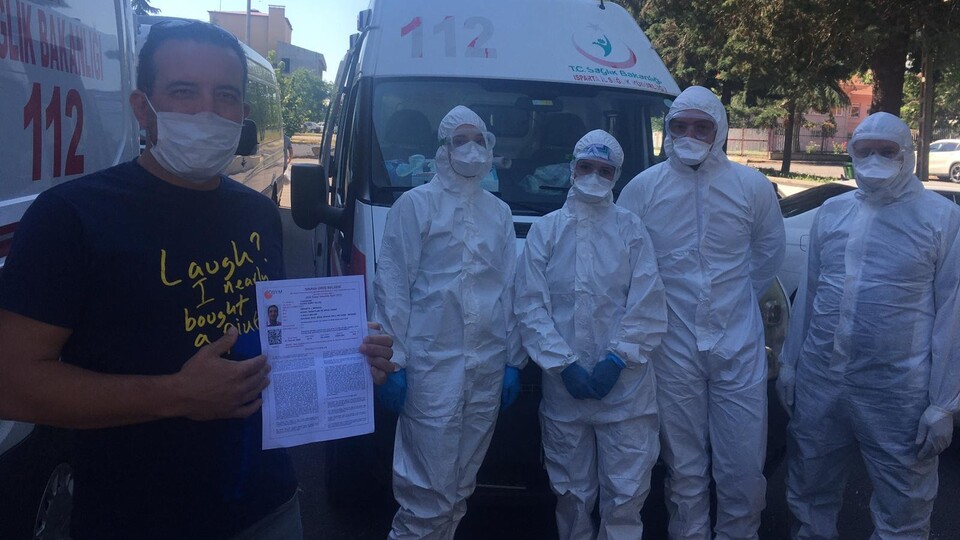 Üçüncü üniversite için sınava ambulansla gitti