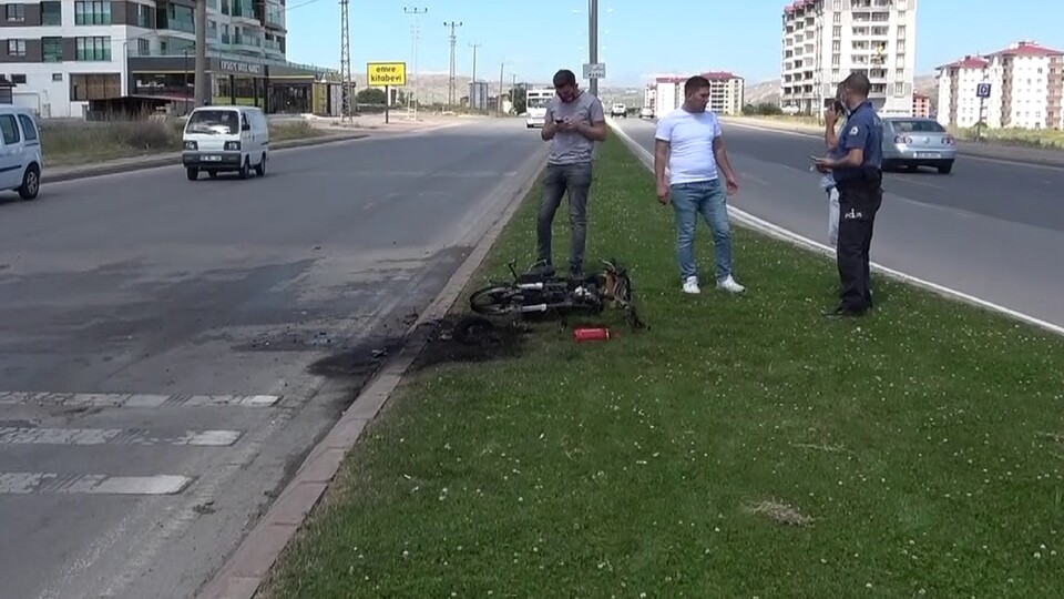 O kentte bir garip olay! Söndürmek yerine kaçtılar!