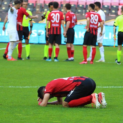 55 yıllık çınar göz göre göre düştü!
