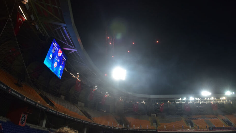 Sahaya dışarıdan yanıcı madde atıldı