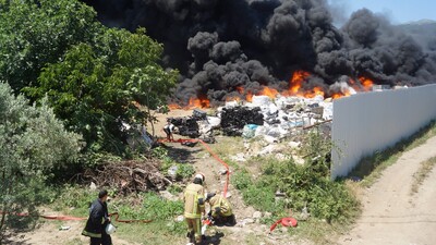Geri dönüşüm tesisinde feci yangın!