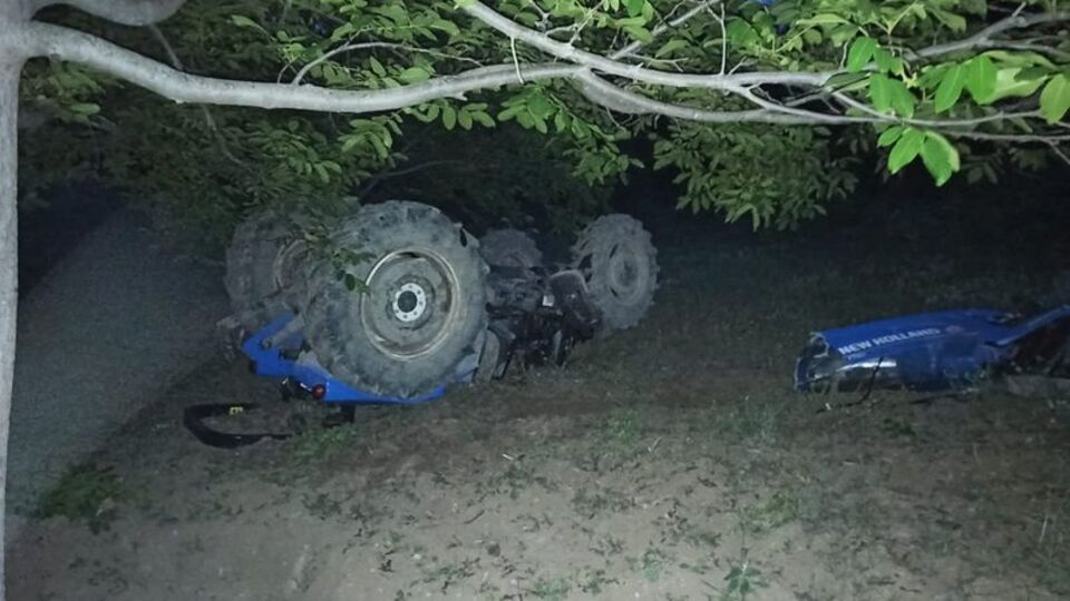 Çorum'da traktör şarampole devrildi