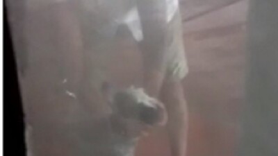 Yavru köpeğe oto yıkamacıda işkence!