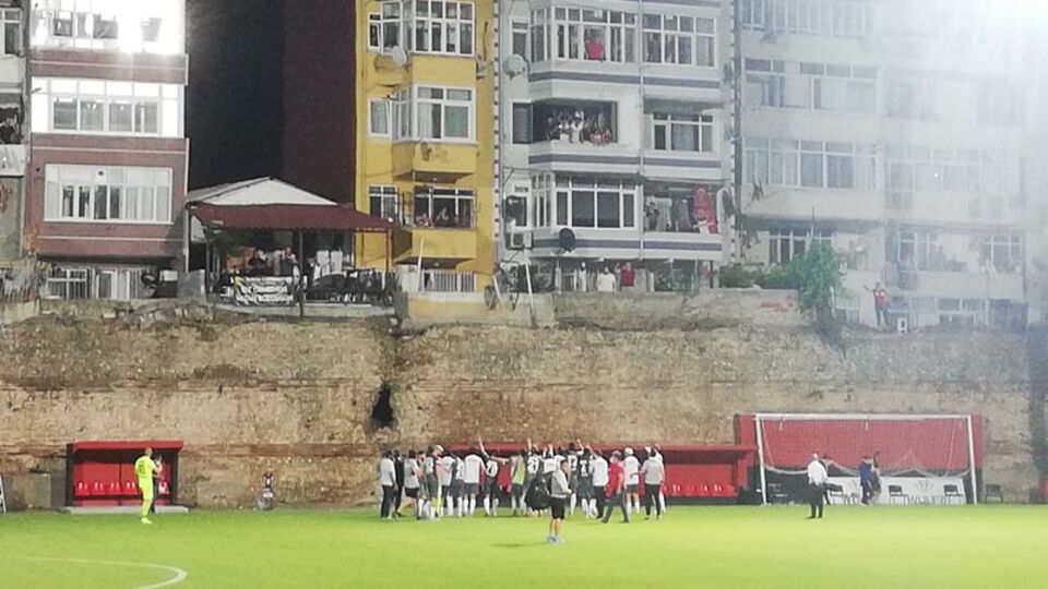 Balkondaki taraftarla kutladılar!