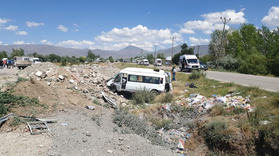 Yolcu minibüsü şarampole devrildi: 14 yaralı!