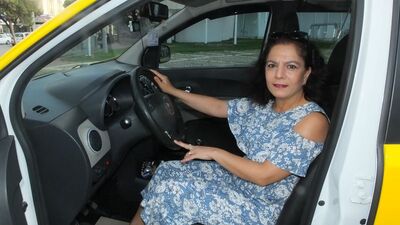 O ilçenin ilk kadın taksicisi oldu